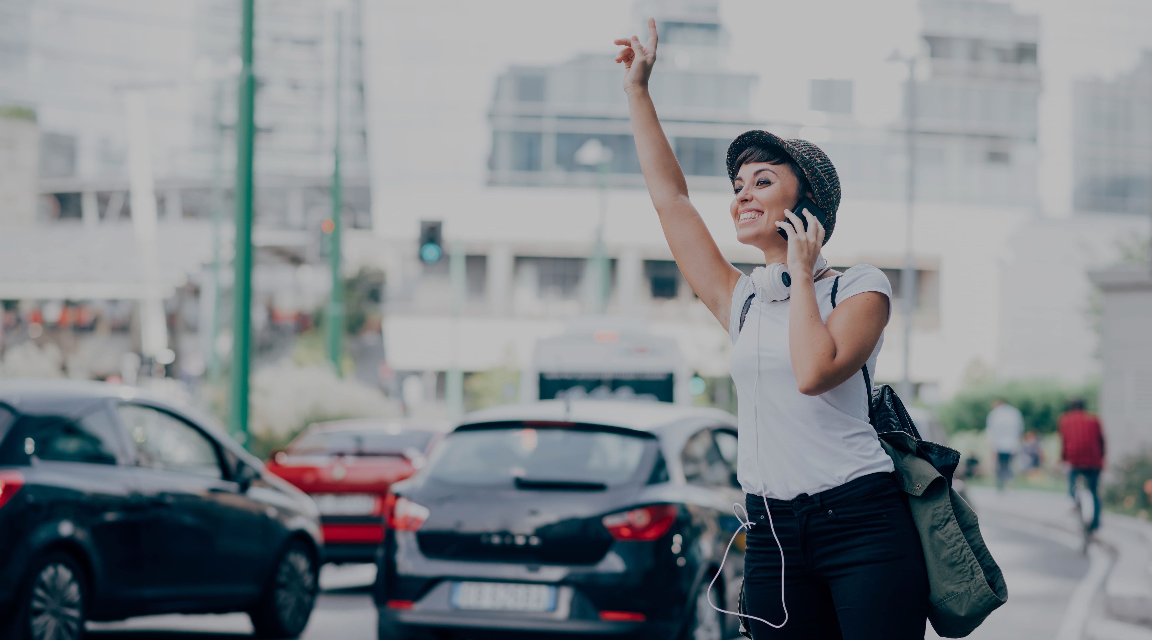 Mulher chamando táxi